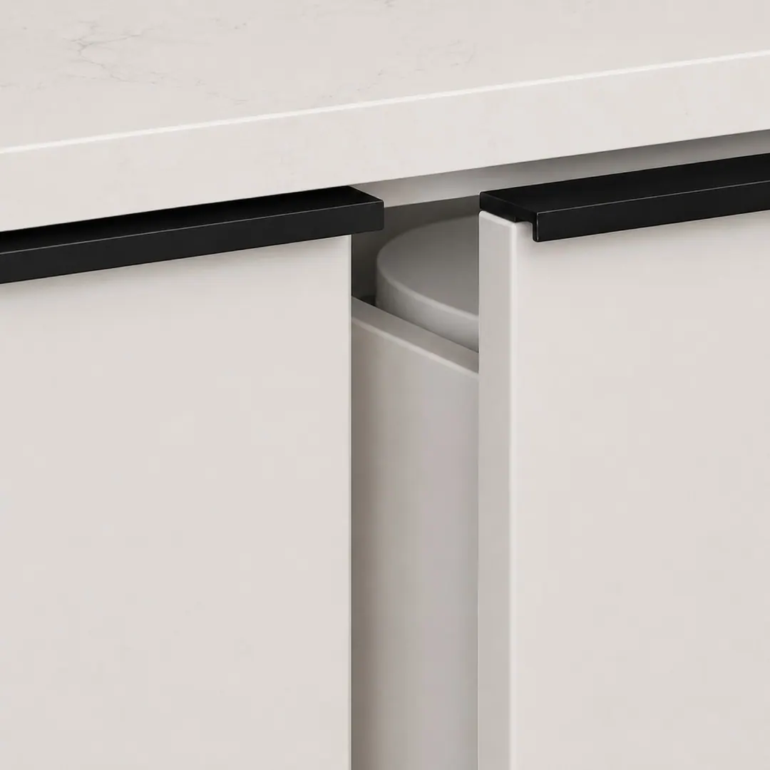 Syma profile handle: close-up of the slim raised black handle strip along the top edge of the doors